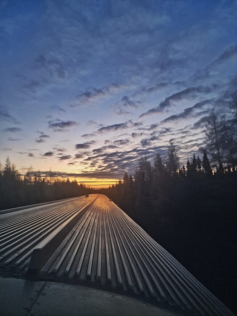 Cielo al tramonto dal tetto di un treno in corsa