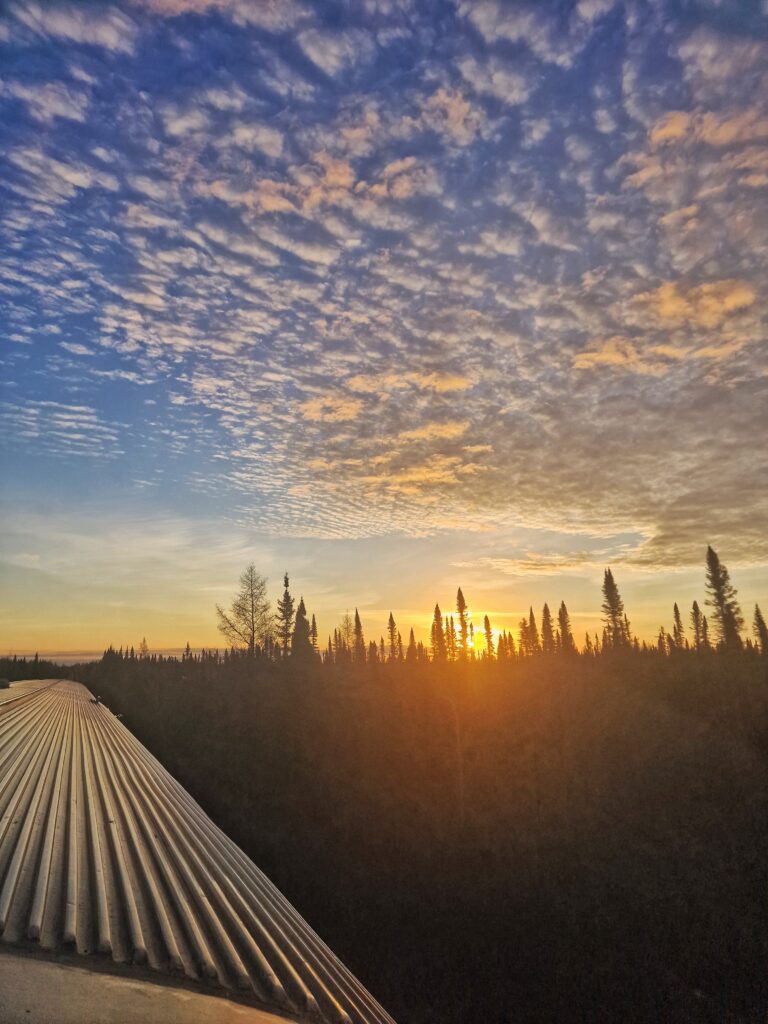 Cielo al tramonto dal tetto di un treno in corsa