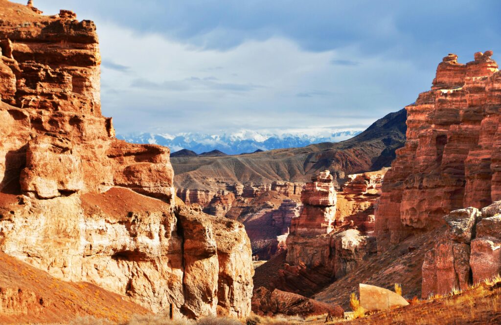 Canyon con montagne sullo sfondo