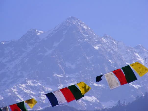 Bandiere Tibetane con montagna sullo sfondo