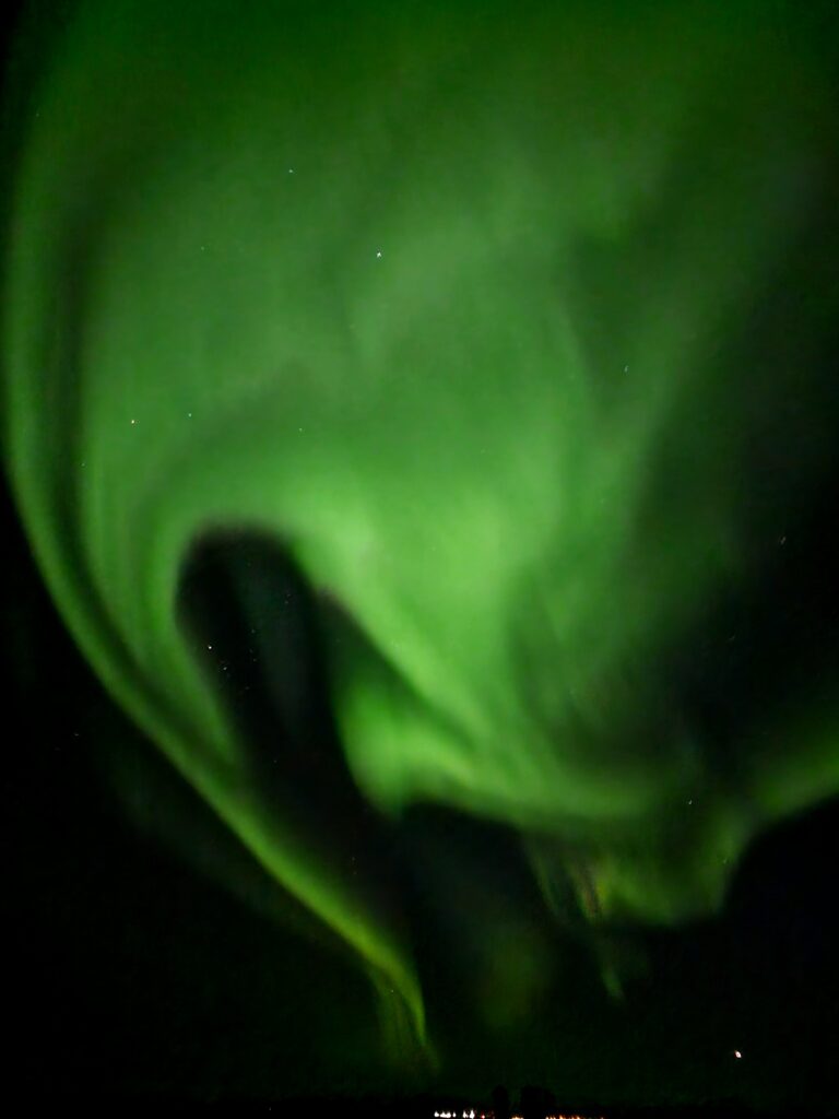 Aurora boreale verde intenso