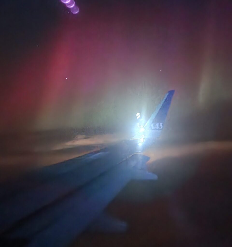 Aurora boreale verde e rossa dall'aereo della SAS